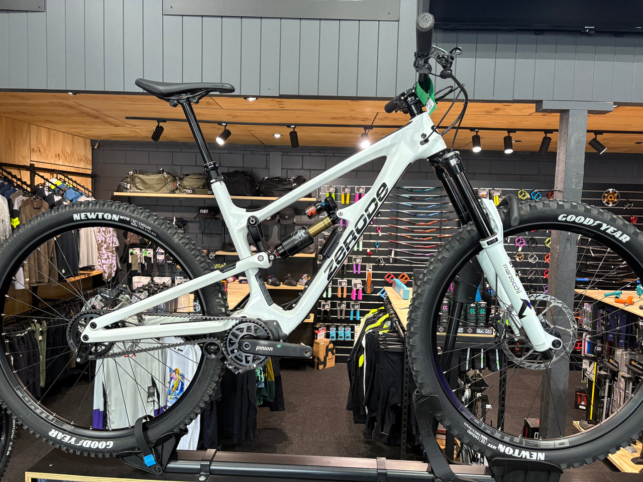 ZERODE KATIPO 475  "SMART SHIFT" - WHITE -LARGE (CUSTOM BUILD)